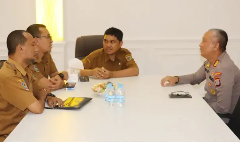 Kabidhumas Polda Sulteng Kombes Pol Djoko Wienartono (kanan) bersama Plt Kepala Diskominfosantik Sulteng Wahyu Agus Pratama, Selasa (30/9/2025). (© Humas Polda Sutlegn)