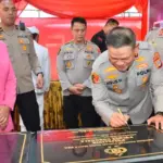 Kapolda Sulteng, Irjen Pol AGus Nogroho meneken prasasti pada peresmian Gedung Rawat Inap VVIP RS Bhayangkara Palu, Kamis (11/9/2025). (©Huams Polda Sulteng)
