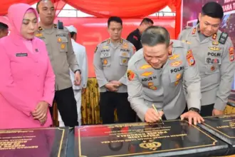 Kapolda Sulteng, Irjen Pol AGus Nogroho meneken prasasti pada peresmian Gedung Rawat Inap VVIP RS Bhayangkara Palu, Kamis (11/9/2025). (©Huams Polda Sulteng)