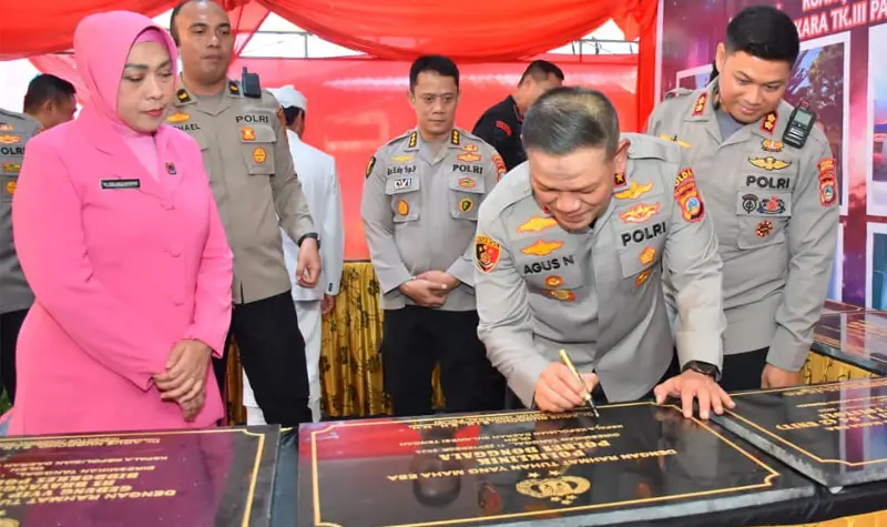 Kapolda Sulteng, Irjen Pol AGus Nogroho meneken prasasti pada peresmian Gedung Rawat Inap VVIP RS Bhayangkara Palu, Kamis (11/9/2025). (©Huams Polda Sulteng)