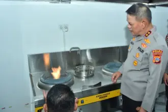 Kapolda Sulteng, Irje Pol Agus Nugroho mengecek dapur SPPG POlda Sulteng untuk program MBG di Palu, Selasa (9/9/2025). (©Humas Polda Sulteng)