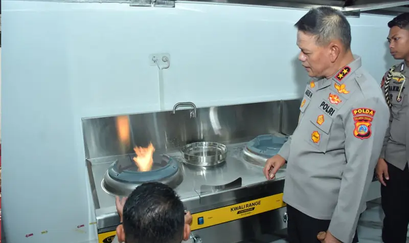 Kapolda Sulteng, Irje Pol Agus Nugroho mengecek dapur SPPG POlda Sulteng untuk program MBG di Palu, Selasa (9/9/2025). (©Humas Polda Sulteng)