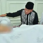 Kapolda Sulteng, Irjen Pol Agus Nugroho melayat ke rumah duka almarhum AKBP SUgeng Lestari di Palu, Minggu (14/9/2025). (©Humas Polda Sulteng)