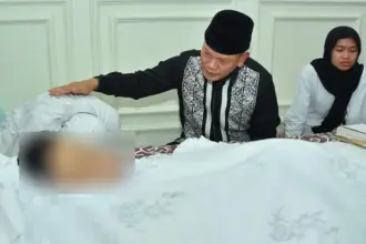 Kapolda Sulteng, Irjen Pol Agus Nugroho melayat ke rumah duka almarhum AKBP SUgeng Lestari di Palu, Minggu (14/9/2025). (©Humas Polda Sulteng)