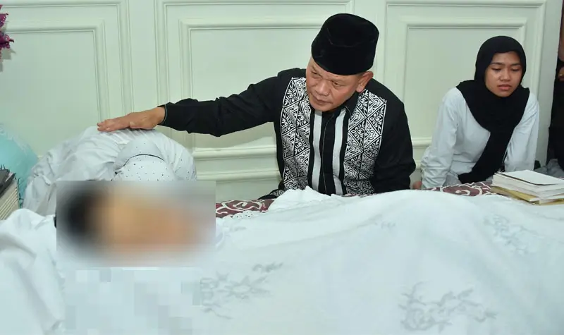 Kapolda Sulteng, Irjen Pol Agus Nugroho melayat ke rumah duka almarhum AKBP SUgeng Lestari di Palu, Minggu (14/9/2025). (©Humas Polda Sulteng)