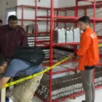 Petugas memasang garis polisi di SPPG MBG yang menyebabkan keracnunan massal siswa di Salakan, Bangkep, Kamis (18/9/2025). (©Humas Polres Bangkep)