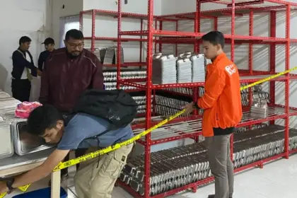Petugas memasang garis polisi di SPPG MBG yang menyebabkan keracnunan massal siswa di Salakan, Bangkep, Kamis (18/9/2025). (©Humas Polres Bangkep)