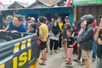 Pengamanan korban penganiayaan oleh aparat Polsek Palu Selatan, Sabtu (6/9/2025). (©HUmas Polresta Palu)