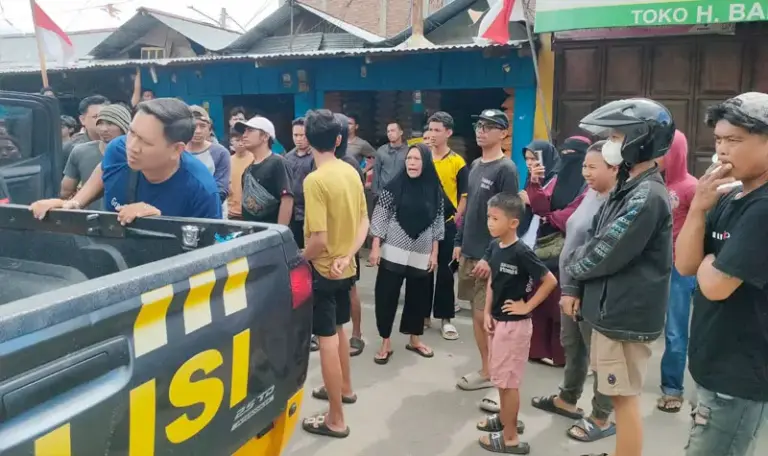 Pengamanan korban penganiayaan oleh aparat Polsek Palu Selatan, Sabtu (6/9/2025). (©HUmas Polresta Palu)