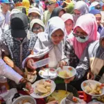Warga mencicipi utadada yang disajikan pad aFestival Utadada di RTH Asmaul Husna, Bing=angga, Sigi, Sabtu (20/9/2025). (©bmzIMAGES/basri marzuki)