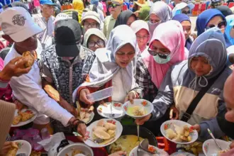 Warga mencicipi utadada yang disajikan pad aFestival Utadada di RTH Asmaul Husna, Bing=angga, Sigi, Sabtu (20/9/2025). (©bmzIMAGES/basri marzuki)