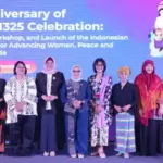 Desy Andriani, Deputi Bidang Perlindungan Hak Perempuan, Kementerian Pemberdayaan Perempuan dan Perlindungan Anak (keempat dari kiri), Arifah Fauzi, Menteri Pemberdayaan Perempuan dan Perlindungan Anak (tengah), Dwi Yuliawati, Head of Prorgrammes UN Women Indonesia (kanan), Ruby Kholifah, Country Representative AMAN Indonesia (keempat dari kanan), Pritta Widyanarko, UK Mission to ASEAN (paling kanan) dan perwakilan organisasi masyarakat sipil dari Indonesia Timur, Tengah, dan Barat di Peringatan 25 Tahun Resolusi Dewan Keamanan PBB 1325 di Pos Bloc, Jakarta pada 17 September 2025. (©UN Women)