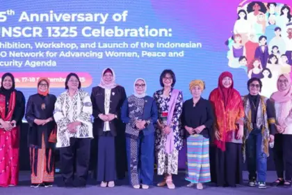 Desy Andriani, Deputi Bidang Perlindungan Hak Perempuan, Kementerian Pemberdayaan Perempuan dan Perlindungan Anak (keempat dari kiri), Arifah Fauzi, Menteri Pemberdayaan Perempuan dan Perlindungan Anak (tengah), Dwi Yuliawati, Head of Prorgrammes UN Women Indonesia (kanan), Ruby Kholifah, Country Representative AMAN Indonesia (keempat dari kanan), Pritta Widyanarko, UK Mission to ASEAN (paling kanan) dan perwakilan organisasi masyarakat sipil dari Indonesia Timur, Tengah, dan Barat di Peringatan 25 Tahun Resolusi Dewan Keamanan PBB 1325 di Pos Bloc, Jakarta pada 17 September 2025. (©UN Women)