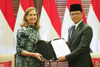 Kepala Perwakilan UNDP Indonesia yang baru, Sara Ferrer Olivella, menyerahkan surat kepercayaannya kepada Menteri Luar Negeri Republik Indonesia, Sugiono. Penyerahan ini secara resmi menandai dimulainya tugas Sara Ferrer Olivella di Indonesia untuk memimpin program pembangunan PBB di Jakarta, Rabu (10/9/2025). (©UNDP Indonesia)
