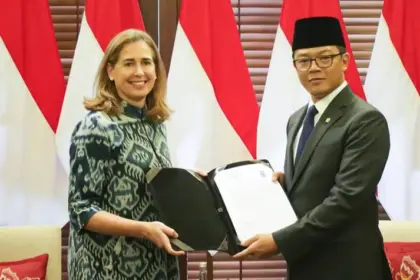 Kepala Perwakilan UNDP Indonesia yang baru, Sara Ferrer Olivella, menyerahkan surat kepercayaannya kepada Menteri Luar Negeri Republik Indonesia, Sugiono. Penyerahan ini secara resmi menandai dimulainya tugas Sara Ferrer Olivella di Indonesia untuk memimpin program pembangunan PBB di Jakarta, Rabu (10/9/2025). (©UNDP Indonesia)
