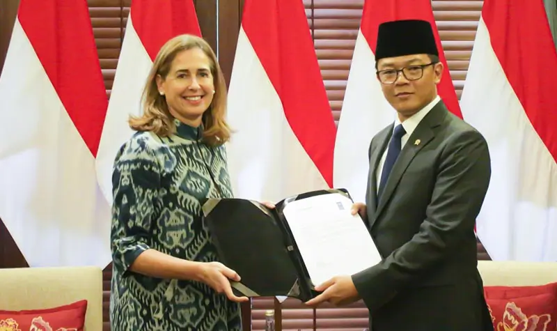 Kepala Perwakilan UNDP Indonesia yang baru, Sara Ferrer Olivella, menyerahkan surat kepercayaannya kepada Menteri Luar Negeri Republik Indonesia, Sugiono. Penyerahan ini secara resmi menandai dimulainya tugas Sara Ferrer Olivella di Indonesia untuk memimpin program pembangunan PBB di Jakarta, Rabu (10/9/2025). (©UNDP Indonesia)