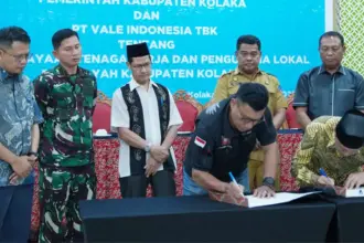 Penandatanganan nask MoU pemberdayaan tenaga lokal antar Pemkab Kolaka dengan PT Vale Indonesia di Kolaka, Sultra, Kamis (18/9/2025). (©Pt Vale Indonesia)