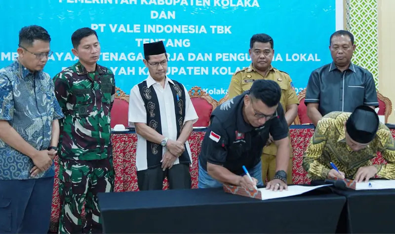 Penandatanganan nask MoU pemberdayaan tenaga lokal antar Pemkab Kolaka dengan PT Vale Indonesia di Kolaka, Sultra, Kamis (18/9/2025). (©Pt Vale Indonesia)
