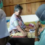Petugas medis memeriksa seorang warga yan terdampak kebocoran pipa minyak PT Vale di Towuti, Luwu TImur. (©PT Vale Indonesia)