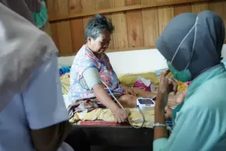 Petugas medis memeriksa seorang warga yan terdampak kebocoran pipa minyak PT Vale di Towuti, Luwu TImur. (©PT Vale Indonesia)