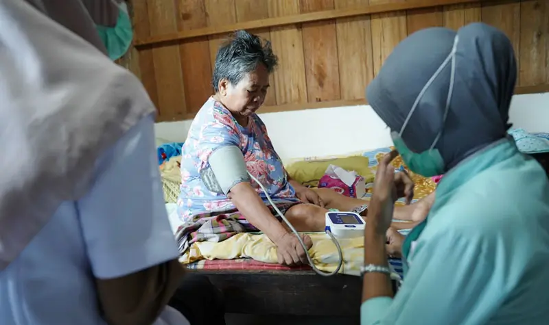 Petugas medis memeriksa seorang warga yan terdampak kebocoran pipa minyak PT Vale di Towuti, Luwu TImur. (©PT Vale Indonesia)