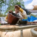 Petugas menuangkan sisa minyak yang dikumpulkan ke penampungan pasca insiden kebocoran pipa di Towuti, Luwu Timur, Sulsel. (©PT Vale Indonesia)