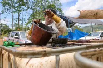 Petugas menuangkan sisa minyak yang dikumpulkan ke penampungan pasca insiden kebocoran pipa di Towuti, Luwu Timur, Sulsel. (©PT Vale Indonesia)