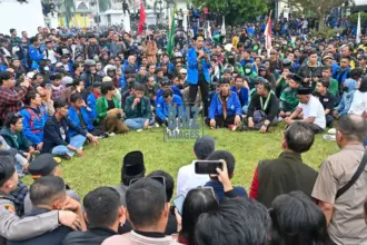 Mahasiswa menyampaikan tuntutannya pada demonstrasi di depan Kantor DPRD Sutleng, Senin (1/9/2025). (bmzIMAGES/basri marzuki)