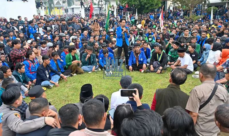 Mahasiswa menyampaikan tuntutannya pada demonstrasi di depan Kantor DPRD Sutleng, Senin (1/9/2025). (bmzIMAGES/basri marzuki)