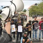 Sejumlah aktivis berorasi dan membawa pamplet pada aksi Kamisan di depan Kantor DPRD Sulteng di Palu, Kamis (4/9/2025). (©bmzIMAGES/basri marzuki)