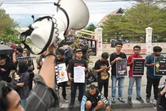 Sejumlah aktivis berorasi dan membawa pamplet pada aksi Kamisan di depan Kantor DPRD Sulteng di Palu, Kamis (4/9/2025). (©bmzIMAGES/basri marzuki)