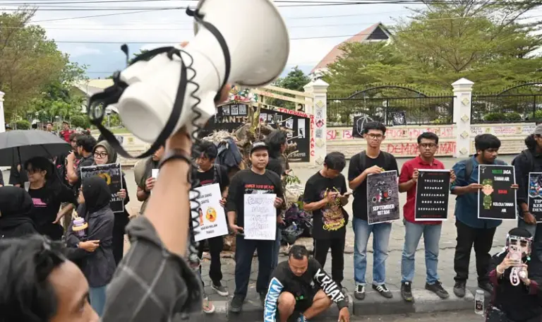 Sejumlah aktivis berorasi dan membawa pamplet pada aksi Kamisan di depan Kantor DPRD Sulteng di Palu, Kamis (4/9/2025). (©bmzIMAGES/basri marzuki)