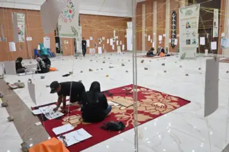 Pembuatan alat bantu ajar. (©bmzIMAGES/basri marzuki)