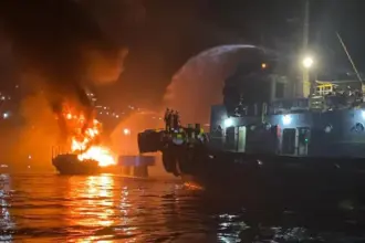Upaya pemadaman KLM Maryam yang terbakar di Perairan Luwuk, Banggai, Sabtu (13/9/2025). (©Basarnas Palu)