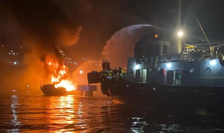 Upaya pemadaman KLM Maryam yang terbakar di Perairan Luwuk, Banggai, Sabtu (13/9/2025). (©Basarnas Palu)