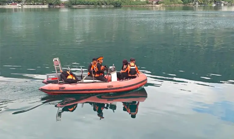 Operasi pencarian korban KLM Maryam yang terbakar di Perairan Luwuk, Banggai, Sabtu (14/9/2025). (©Basarnas Palu)