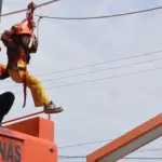 Seorang murid TK mencoba menggunakan Vertical Rescue/High Angle Rescue saat mengunjungi Kantor SAR Palu dalam rangka pendidikan dini mitigasi bencana, Selasa (30/9/2025). (© Bsaarnas Palu)