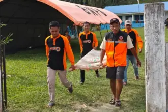 Relawan Destana praktik penanganan korban pada pelatihan SAR di Desa Balean, Banggai, Sabtu (20/9/2025). (©Basarnas Palu)