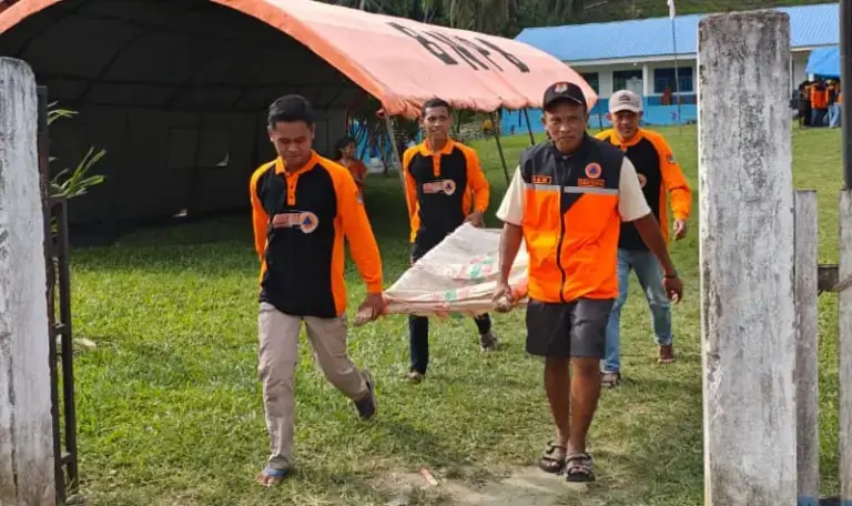 Relawan Destana praktik penanganan korban pada pelatihan SAR di Desa Balean, Banggai, Sabtu (20/9/2025). (©Basarnas Palu)