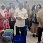Dirjen Kekayaan Intelektual Kementerian Hukum RI Razilu saat mengunjungi industri bawang goreng di Palu, Jumat (26/9/2025). (©Kemenkum Sulteng)