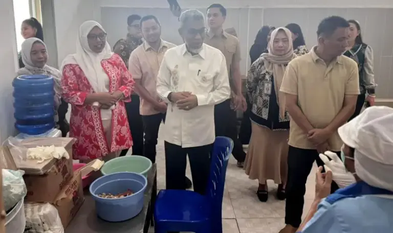Dirjen Kekayaan Intelektual Kementerian Hukum RI Razilu saat mengunjungi industri bawang goreng di Palu, Jumat (26/9/2025). (©Kemenkum Sulteng)