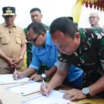 Danrem 132 Tadulako Brigjen TNI Deni Gunawan disaksikan Gubernur SUlteng Anwa Hafid meneken naskah kerjasama penguatan ketahanan pangan dis ela Panen Raya Padi di Sibalaya, Sigi, Kamis (4/9/2025). (©Penrem 132/Tdl)