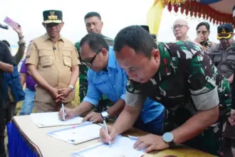 Danrem 132 Tadulako Brigjen TNI Deni Gunawan disaksikan Gubernur SUlteng Anwa Hafid meneken naskah kerjasama penguatan ketahanan pangan dis ela Panen Raya Padi di Sibalaya, Sigi, Kamis (4/9/2025). (©Penrem 132/Tdl)