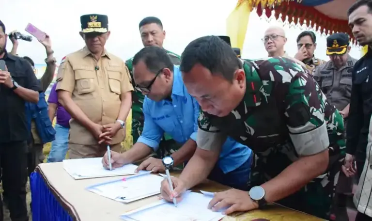 Danrem 132 Tadulako Brigjen TNI Deni Gunawan disaksikan Gubernur SUlteng Anwa Hafid meneken naskah kerjasama penguatan ketahanan pangan dis ela Panen Raya Padi di Sibalaya, Sigi, Kamis (4/9/2025). (©Penrem 132/Tdl)