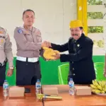 Dirlantas Polda Sulteng Kombes Pol. Atot Irawan menerima persembaha adat dari Ketua Adat Talise Valangguni Atma Mado disaksikan Lurah Talise Hasan Hamid pada Polantas Menyapa, Kamis (4/9/2025). (©Ditlantas Polda Sulteng)