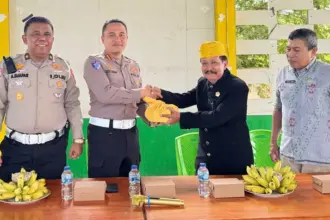 Dirlantas Polda Sulteng Kombes Pol. Atot Irawan menerima persembaha adat dari Ketua Adat Talise Valangguni Atma Mado disaksikan Lurah Talise Hasan Hamid pada Polantas Menyapa, Kamis (4/9/2025). (©Ditlantas Polda Sulteng)