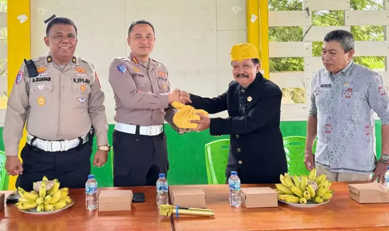Dirlantas Polda Sulteng Kombes Pol. Atot Irawan menerima persembaha adat dari Ketua Adat Talise Valangguni Atma Mado disaksikan Lurah Talise Hasan Hamid pada Polantas Menyapa, Kamis (4/9/2025). (©Ditlantas Polda Sulteng)