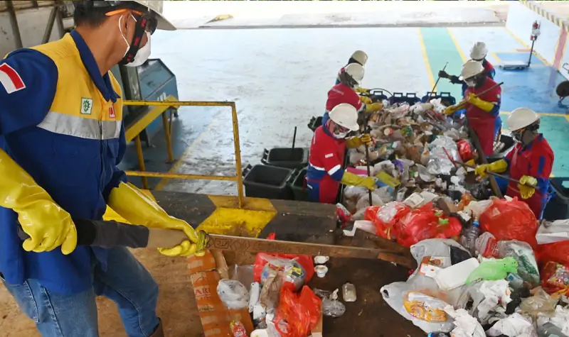 Petugas memilah sampah plastik di kawsan pengolahan sampah rumah tangga PT Vale Indonesia di Sorowako, Luwu Timur, Sulsel, Sabtu (26/7/2025). (© bmzIMAGES/basri marzuki)