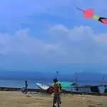 Warga menerbangkan layang-layang pada pembukaan Festival LayanganDOnggala di Banwa, Selasa (23/9/2025). (©Tangkaapn layar)