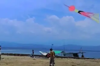 Warga menerbangkan layang-layang pada pembukaan Festival LayanganDOnggala di Banwa, Selasa (23/9/2025). (©Tangkaapn layar)